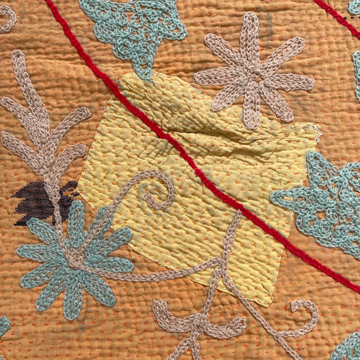 オレンジ×赤 珍しい色味を組み合わせたスザニ刺繍 カンタキルト