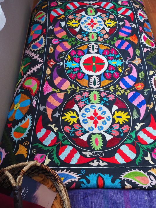 中央にある3つの大輪が美しいスザニ刺繍です。黒い生地に色鮮やかでカラフルなスザニ刺繍が映えます