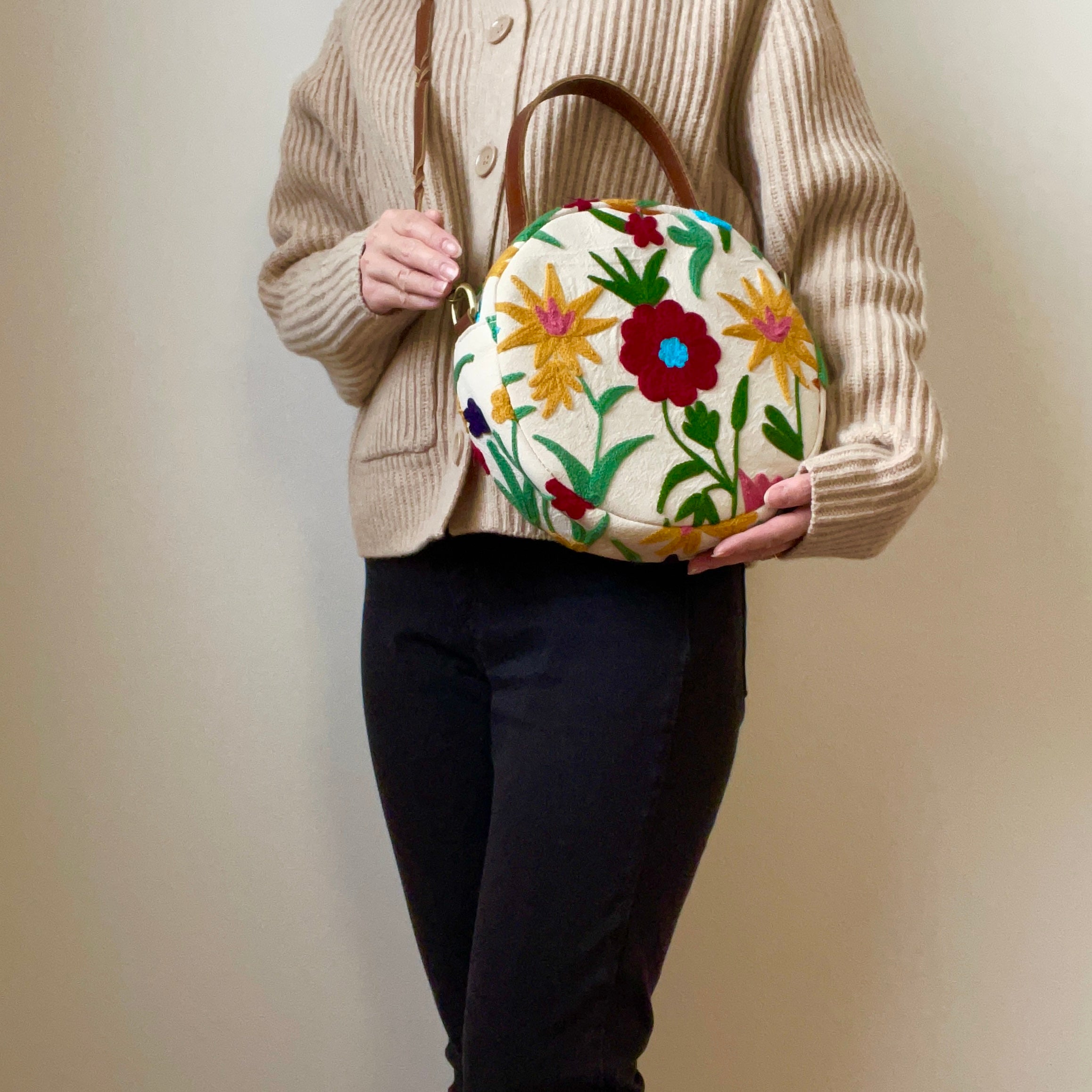 可愛らしい雰囲気のデザインが特徴のスザニ刺繍 ショルダーバッグ